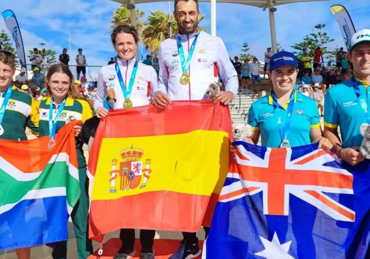 Judit Vergés y Walter Bouzán, en lo más alto del podio de la competición mixta, en Perth (Australia).