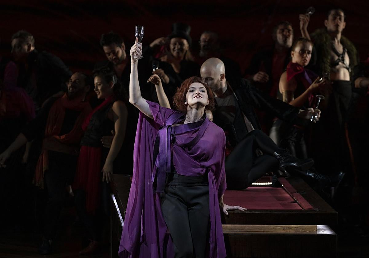 'La Traviata', en la escena del brindis, con Ekaterina Bakanova alzando su copa.