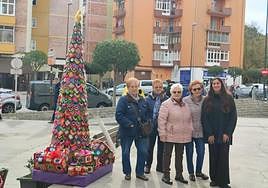 Isa, Pruden, Laura y Patri junto al árbol de Navidad.