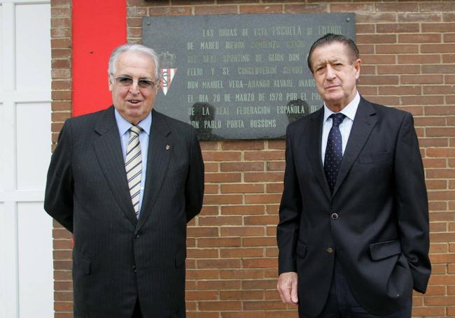 Con Manuel Vega-Arango, durante una visita a Mareo en 2013, posando los dos delante de la placa que conmemora la inauguración de la Escuela de Fútbol en 1978.