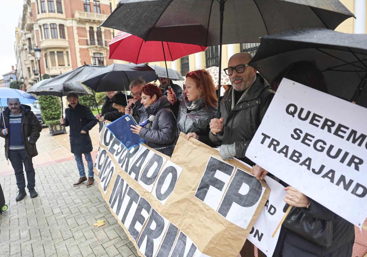 Fueron 19 los docentes encadenados para no superar la cifra que exige pedir permiso para concentrase.