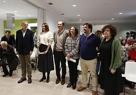 Pedro García Vera, María Mitre, José María Flórez Cienfuegos-Jovellanos, Melania Álvarez, Rafael Piñera y Marta del Arco, en una de las zonas comunes, donde se hizo la inauguración.