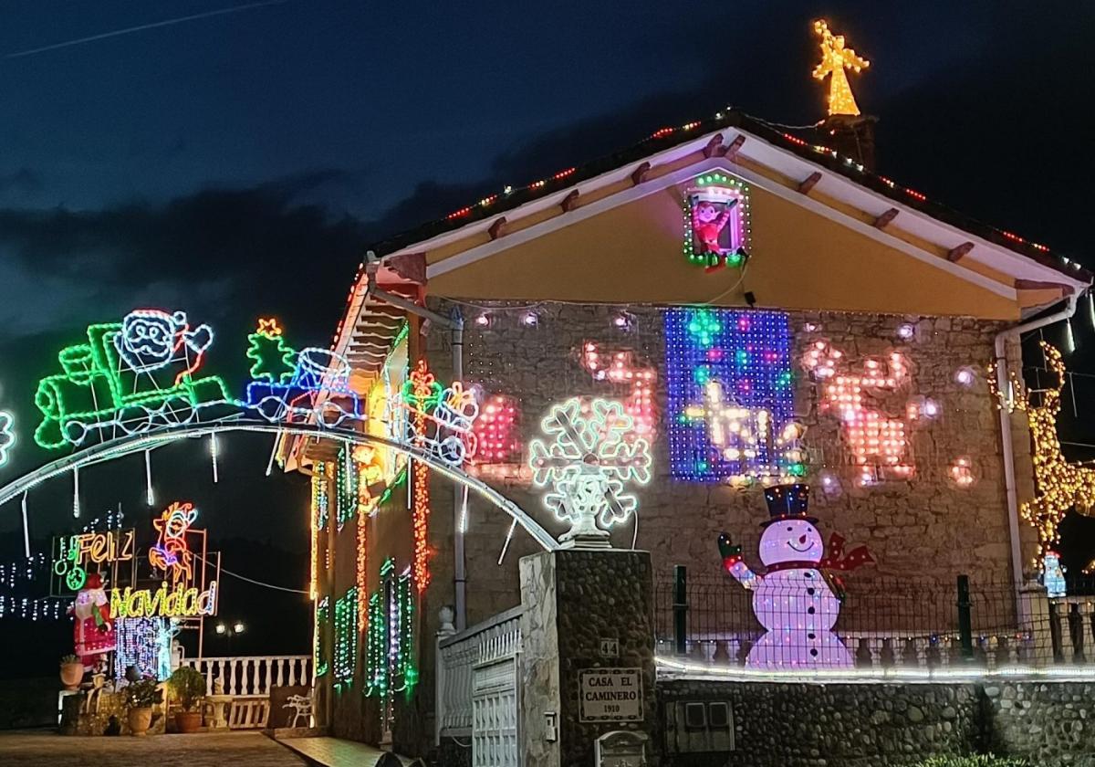 Alumbrado navideño colocado en la localidad de Vioño.