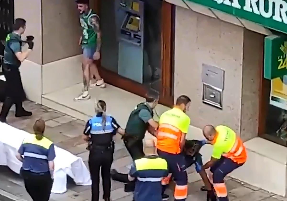 Detención del individuo que agredió a los agentes.