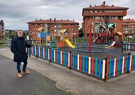 El alcalde, Iván Fernández, se acercó ayer hasta el parque para visualizar la futura cubierta.