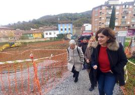 La consejera de Salud, ayer, en Pola de Lena, con la alcaldesa Gemma Álvarez, y la edil Loli Martínez.