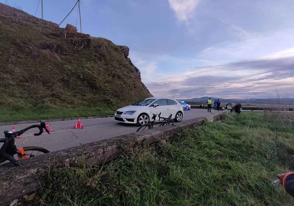 Dos ciclistas graves tras un accidente con un turismo en la carretera AS-329 en Gozón