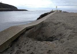 Hundimiento del arenal de la bocana de la ría de Navia provocado por la rotura del espigón.