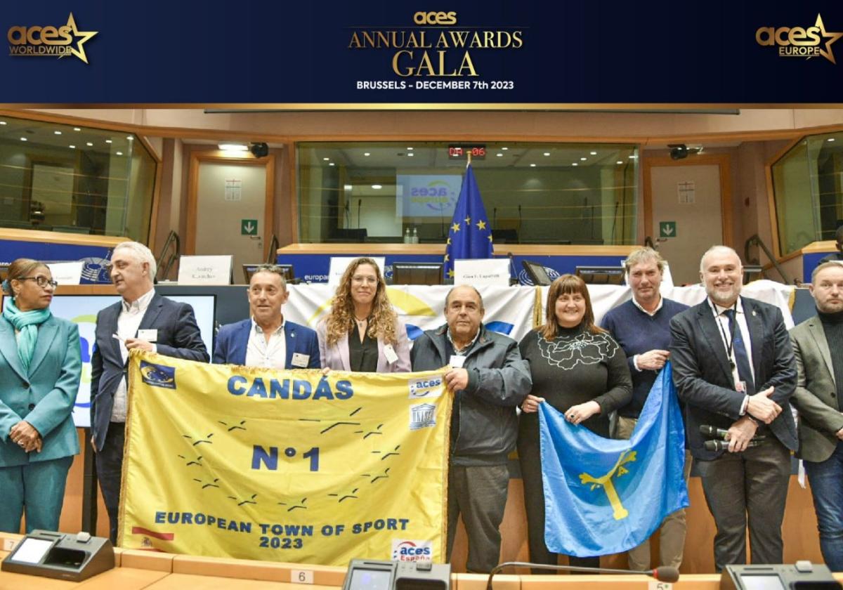 Ángel García, Manuel Muñiz, Aldana Rancaño, Abraham Orviz, Amelia Fernández, Eduardo Muñiz y Hugo Alonso posan tras recoger el premio, flanqueados por dos empleados del evento organizado en Bruselas.