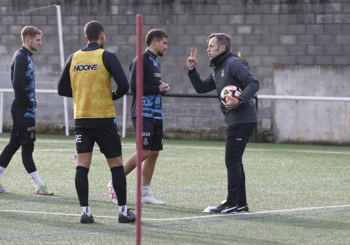 Manolo Sánchez se dirige a Isma Cerro, con Arellano y Guram cerca en el entrenamiento celebrado en La Luz.