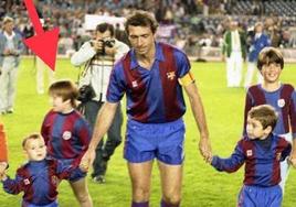 Itziar, en la parte de atrás, a la izquierda, vestida con la equipación del Barcelona, detrás de Quini y sus hijos.