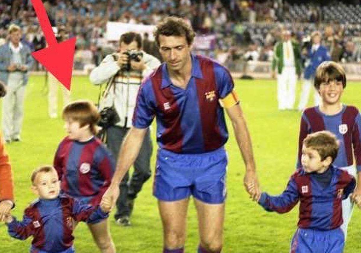 Itziar, en la parte de atrás, a la izquierda, vestida con la equipación del Barcelona, detrás de Quini y sus hijos.