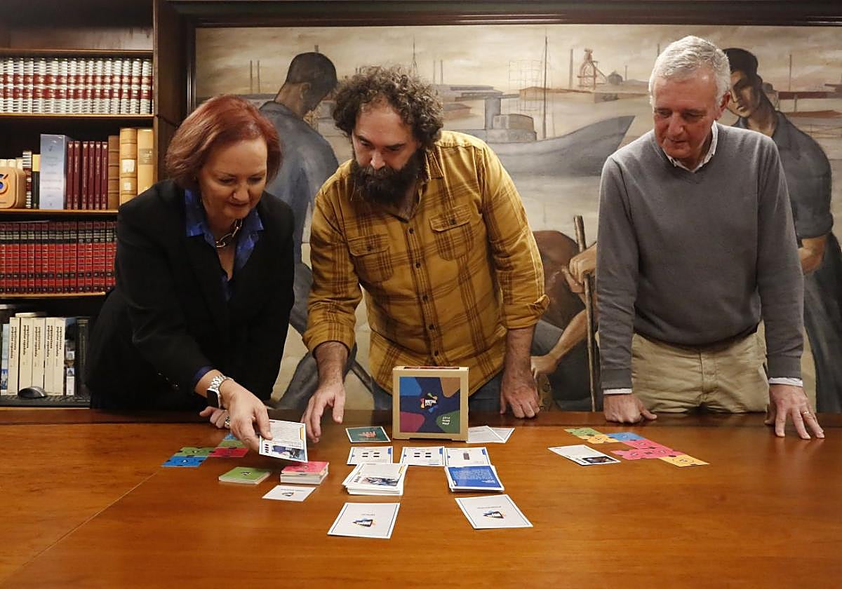 María Pérez, Jordi Martín y Rafael Bernardo revisan las cartas de juego.
