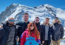Elena del Valle, con sus amigos asturianos Marcos, David, Abel, Sebastián y César en el Mont-Blanc.