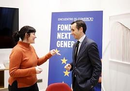 Teresa González, responsable de Proyectos de Innovación en el Ayuntamiento de Gijón, conversa con Javier Fernández, director general de Estrategia Digital e Inteligencia Artificial.