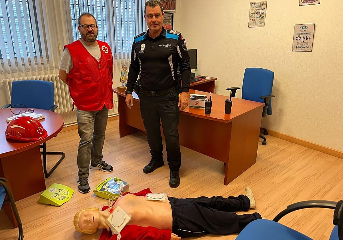 Javier Núñez, de Cruz Roja, y e policía local José Manuel Fanjul.