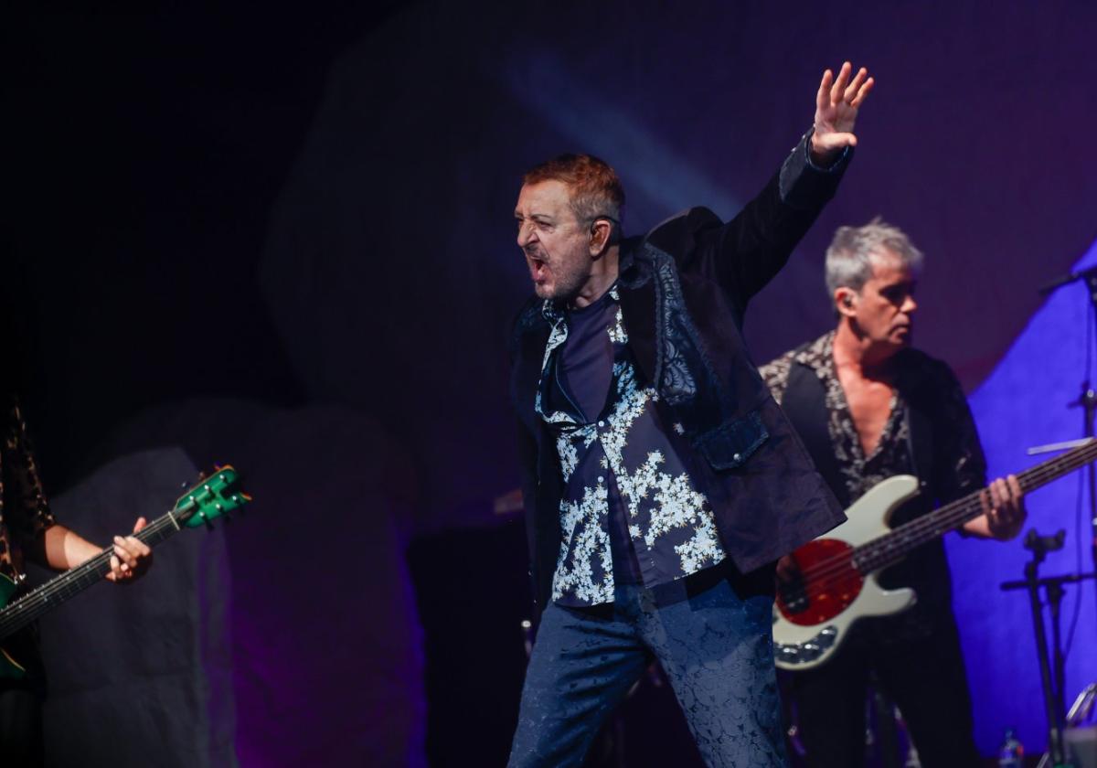 Manolo García, durante el concierto que ofreció anoche en Gijón.