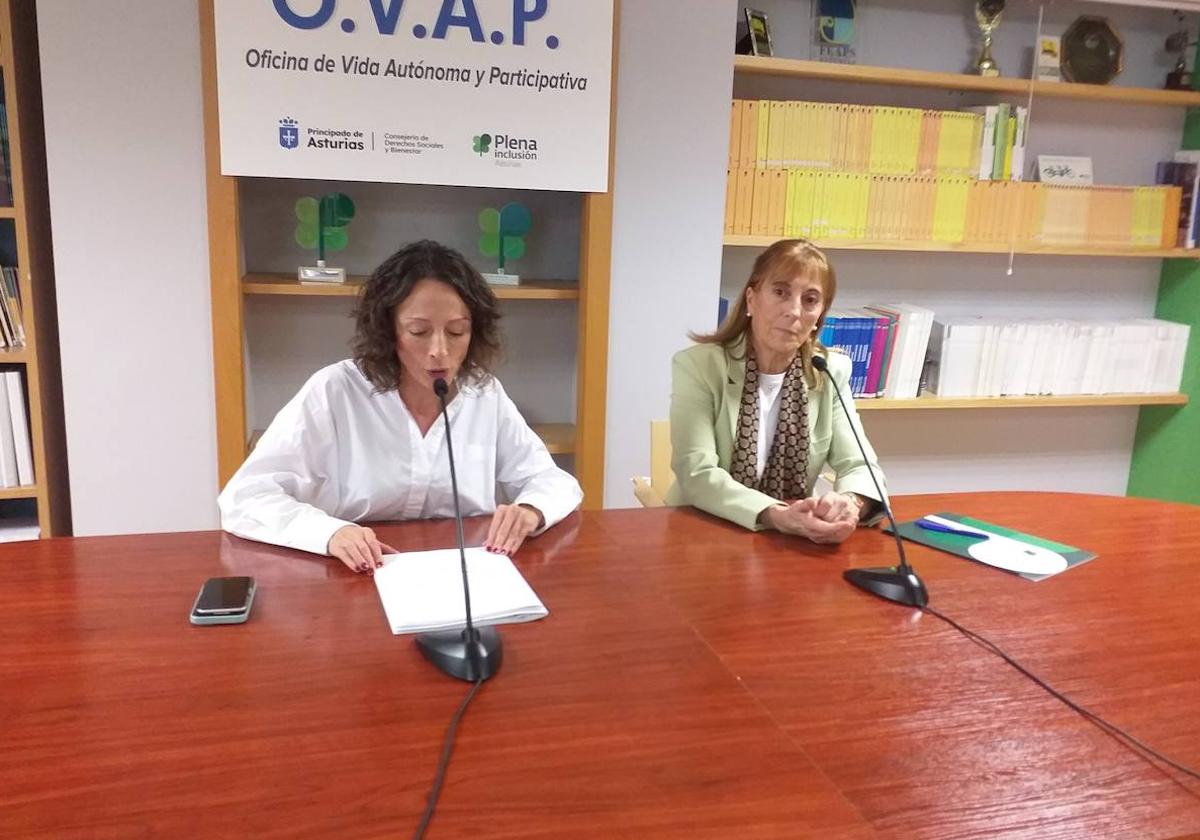 La consejera de Derechos Sociales y Bienestar, Melania Álvarez, y la gerente de Plena Inclusión, Casilda Sabín, en la sede de la Oficina de Vida Autónoma y Participativa de la entidad en Oviedo.