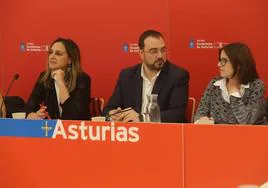 Adrián Barbón, entre la vicesecretaria general de Organización de la FSA, Rita Camblor, y la vicesecretaria general de Acción Política, Adriana Lastra.