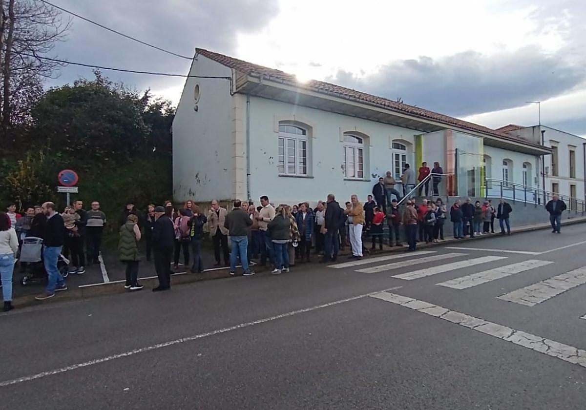 Los vecinos de San Martín de Luiña, respaldados por el PP, se concentraron ayer para reclamar un centro de salud digno para la zona.