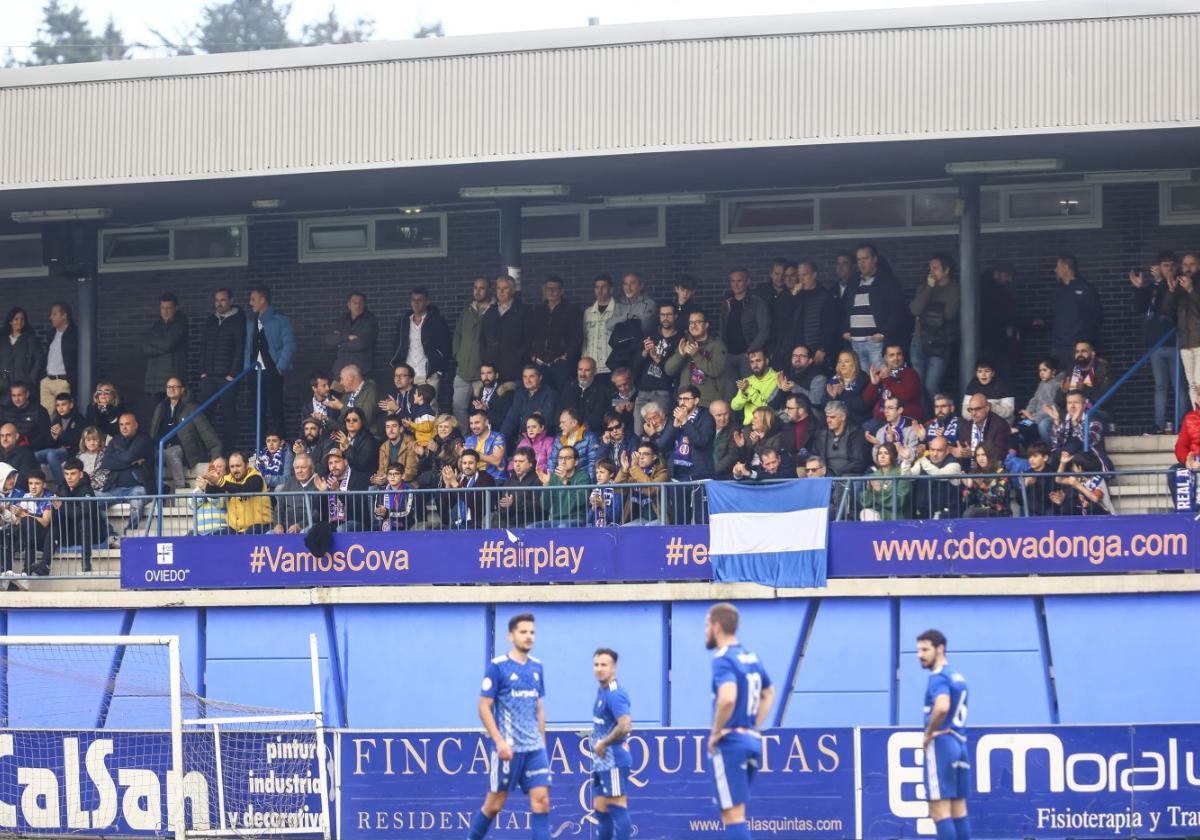 Una de las mitades de la grada del Álvarez Rabanal fue ocupada en pleno por aficionados avilesinos, que disfrutaron de un gran partido de su equipo y de la victoria.