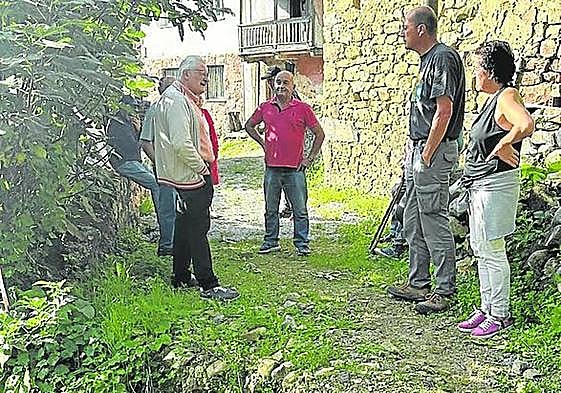 Antonio Trevín, con los vecinos de Riucaliente.