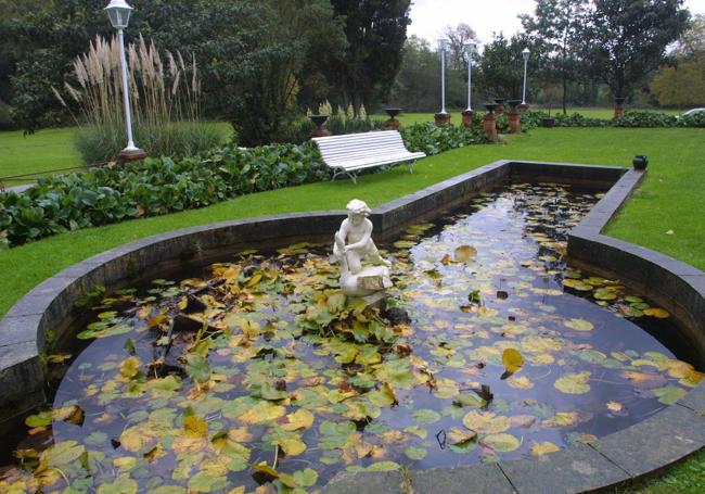 Una de las fuentes del jardín anexo a la casa, con una estatua alegórica de la primavera.