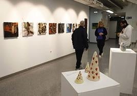 Vista general de algunas de las obras cedidas por artistas para su exposición en la Factoría Cultural de Avilés.