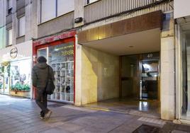 Portal de la calle de Magnus Blikstad donde tuvo lugar la agresión al 'sintecho'.