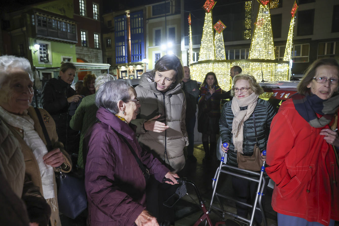 Los taxistas de Gijón llevan a los usuarios de siete residencias a ver las luces de Navidad