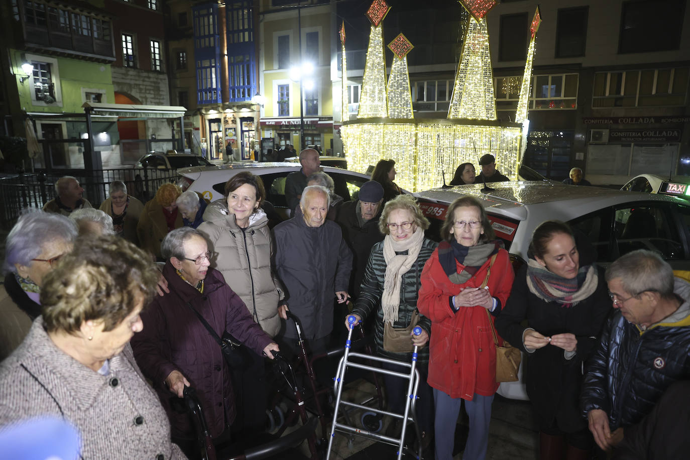 Los taxistas de Gijón llevan a los usuarios de siete residencias a ver las luces de Navidad