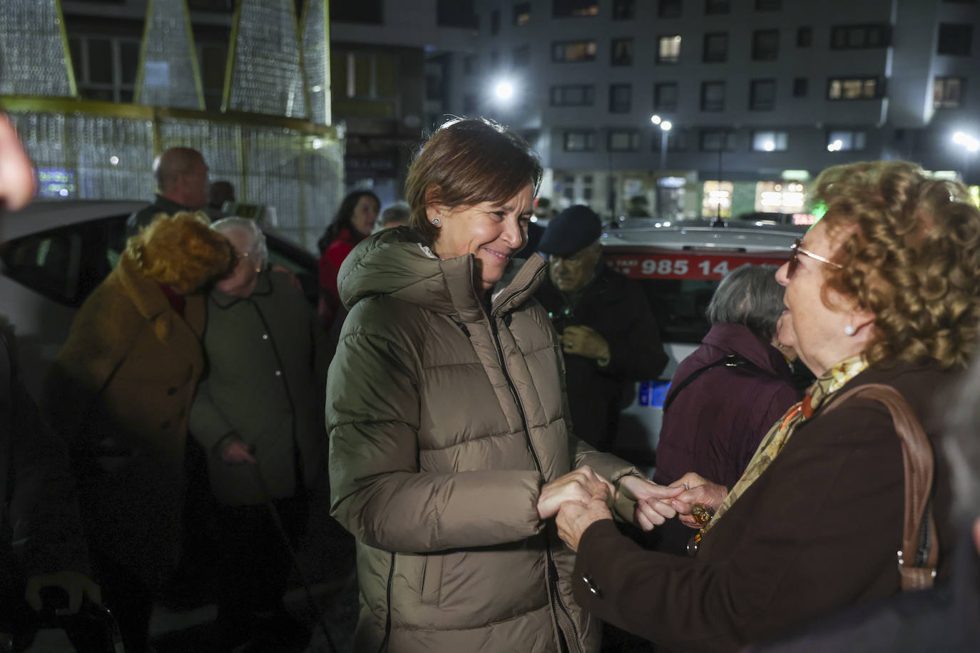 Los taxistas de Gijón llevan a los usuarios de siete residencias a ver las luces de Navidad