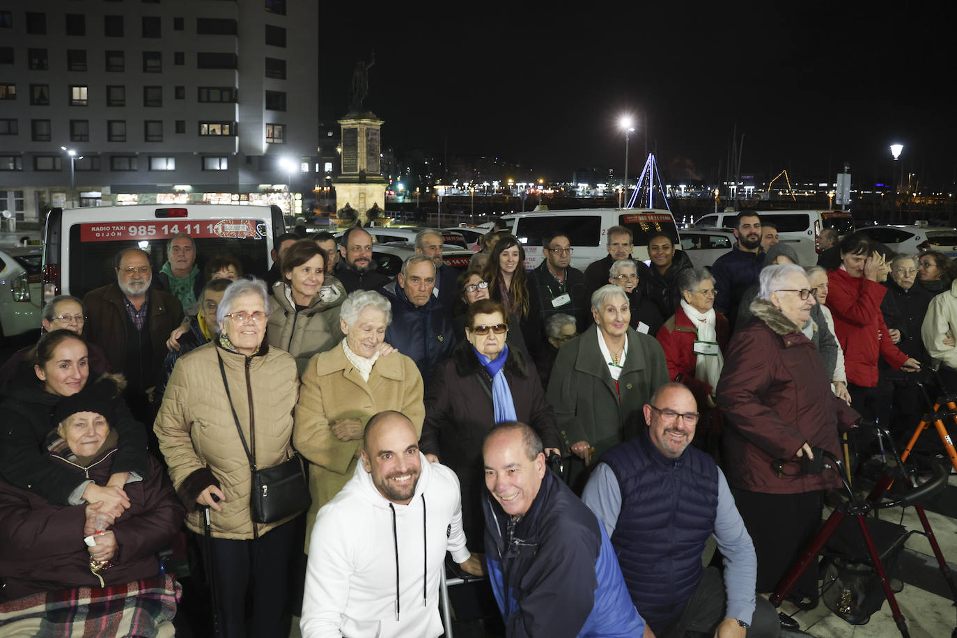 Los taxistas de Gijón llevan a los usuarios de siete residencias a ver las luces de Navidad