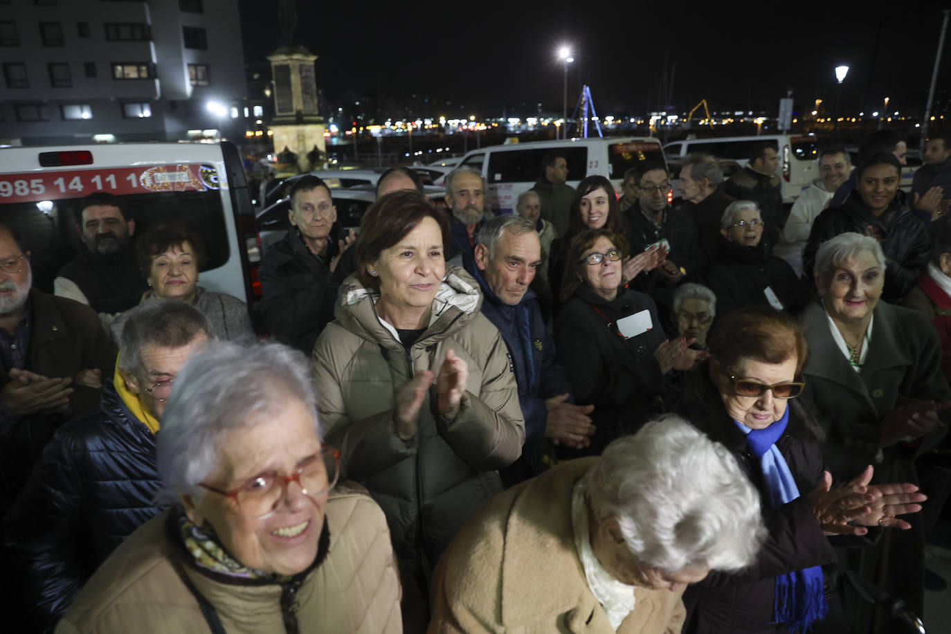 Los taxistas de Gijón llevan a los usuarios de siete residencias a ver las luces de Navidad