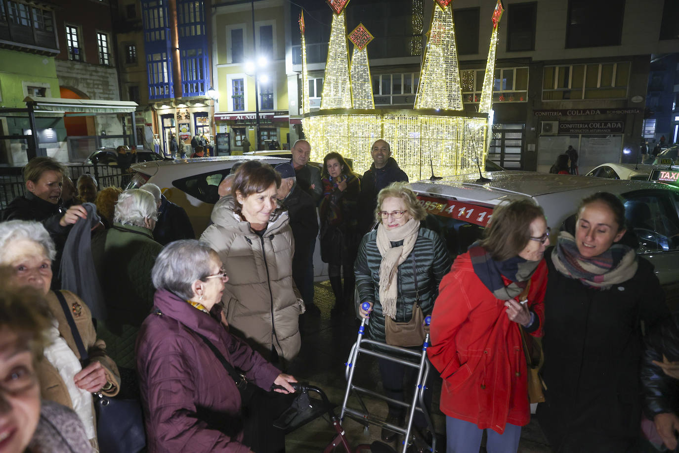 Los taxistas de Gijón llevan a los usuarios de siete residencias a ver las luces de Navidad