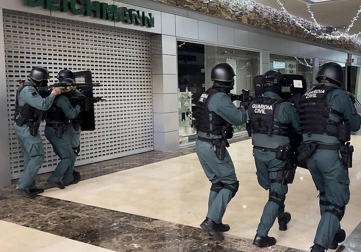 Así actúa la Guardia Civil ante un posible atentado terrorista en un centro comercial en Asturias