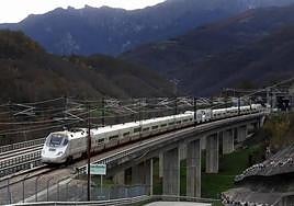 El S-130, circulando en doble composición, cerca de Campomanes.