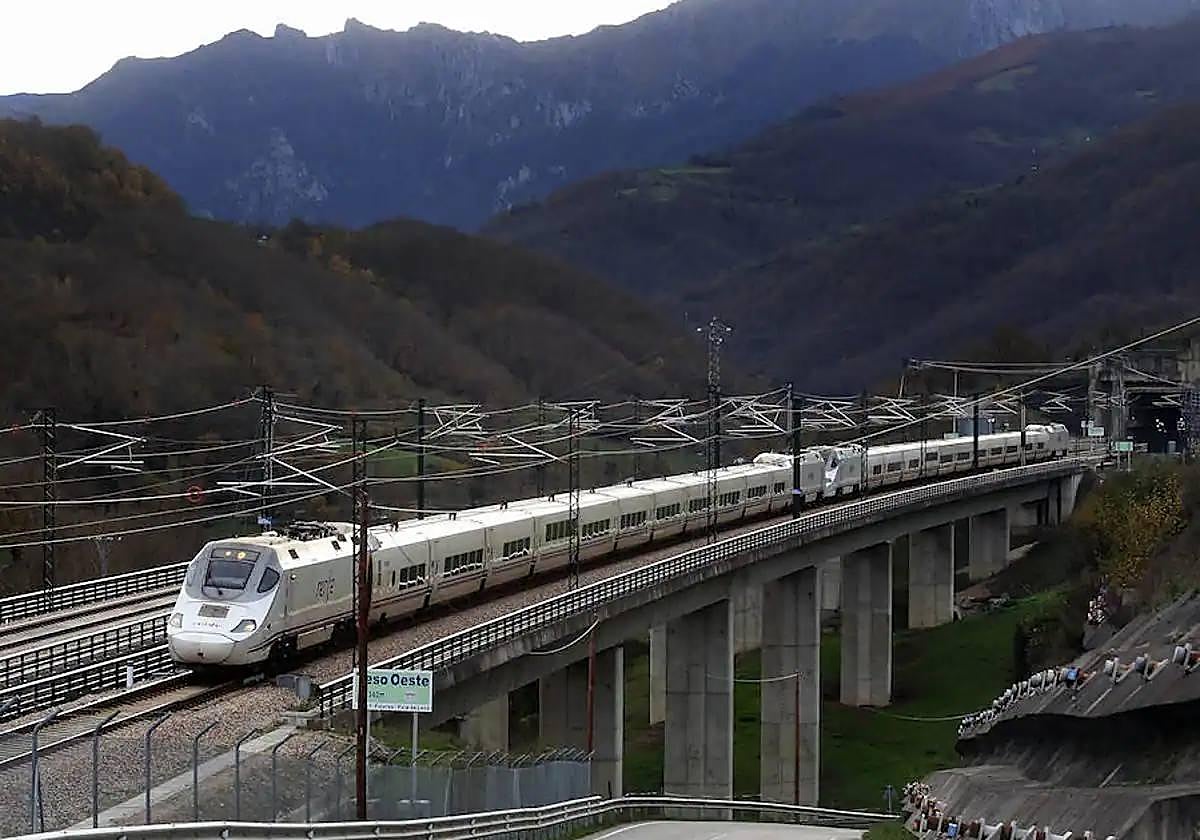 El S-130, circulando en doble composición, cerca de Campomanes.