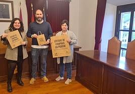 El alcalde praviano y la concejala de Turismo, junto a la presidenta de los comerciantes.