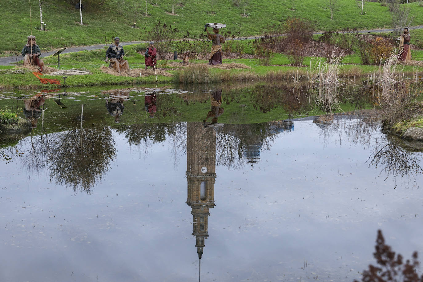 El belén del Ponticu enciende la Navidad en el Botánico de Gijón