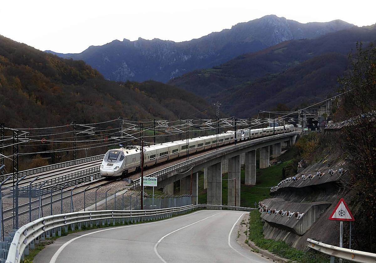 El S-130, circulando en doble composición, cerca de Campomanes el pasado 10 de diciembre