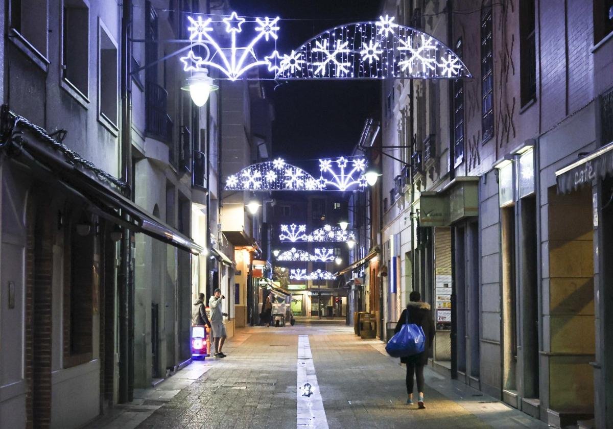 Calle de Enrique II iluminada con motivos navideños a través de una iniciativa de los comerciantes.