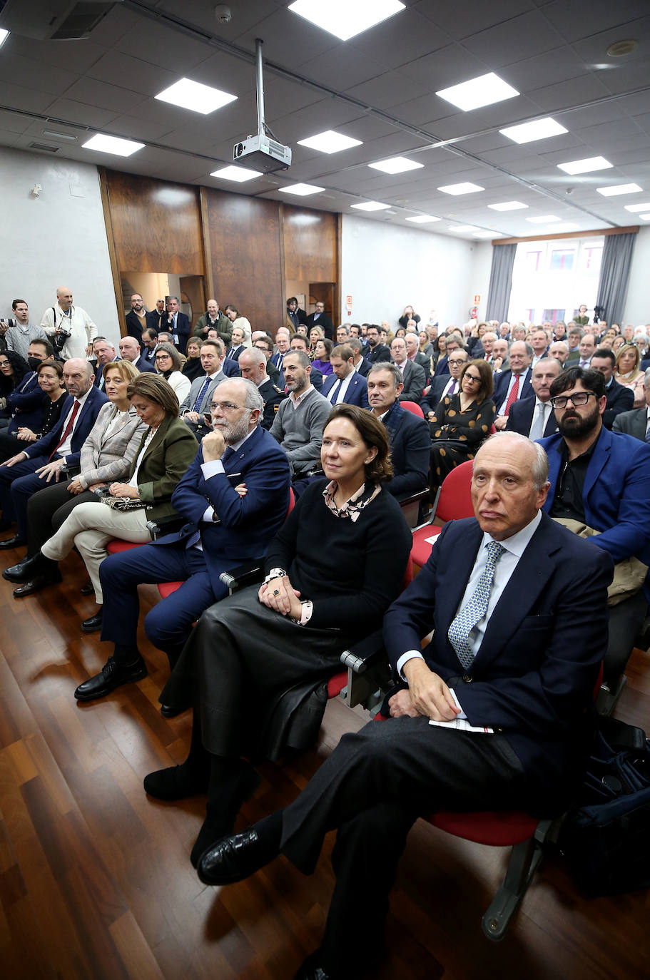 La Cámara de Oviedo entrega su medalla de oro a Obdulia Fernández