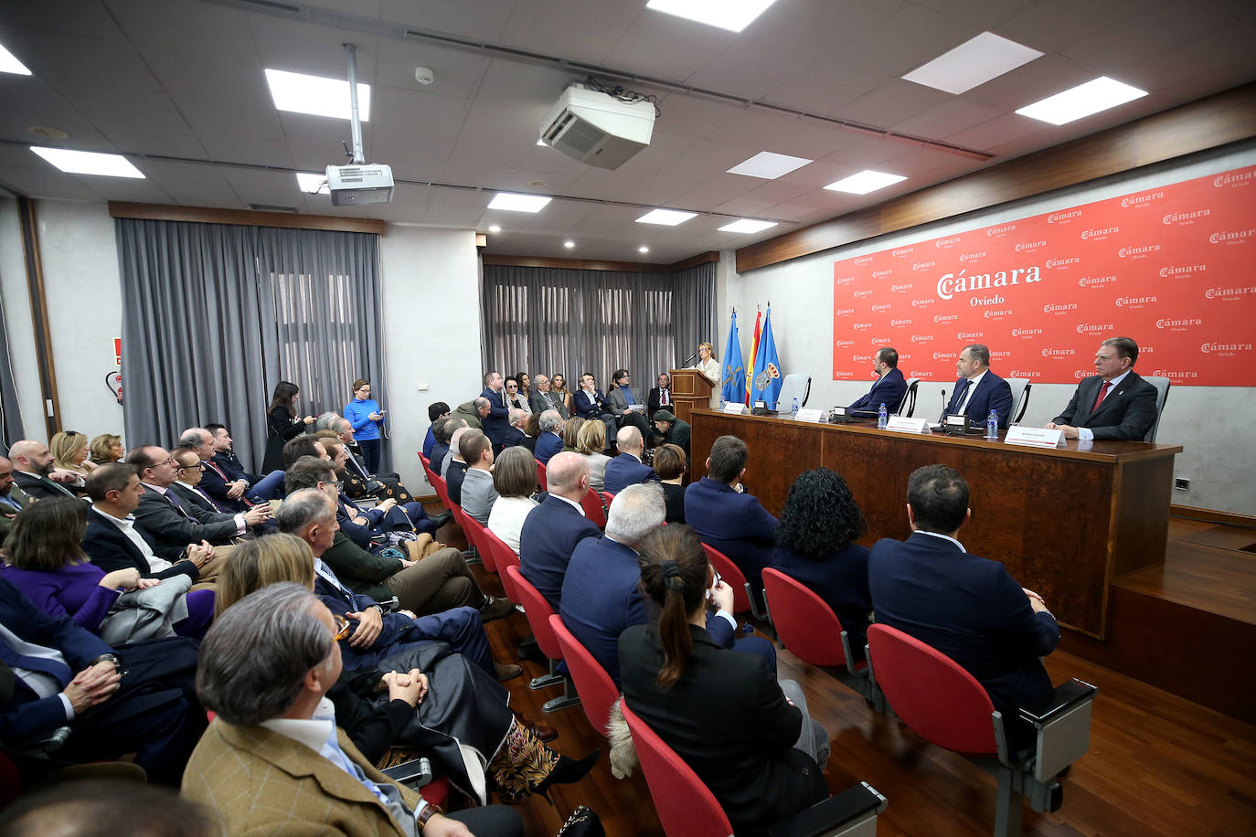 La Cámara de Oviedo entrega su medalla de oro a Obdulia Fernández