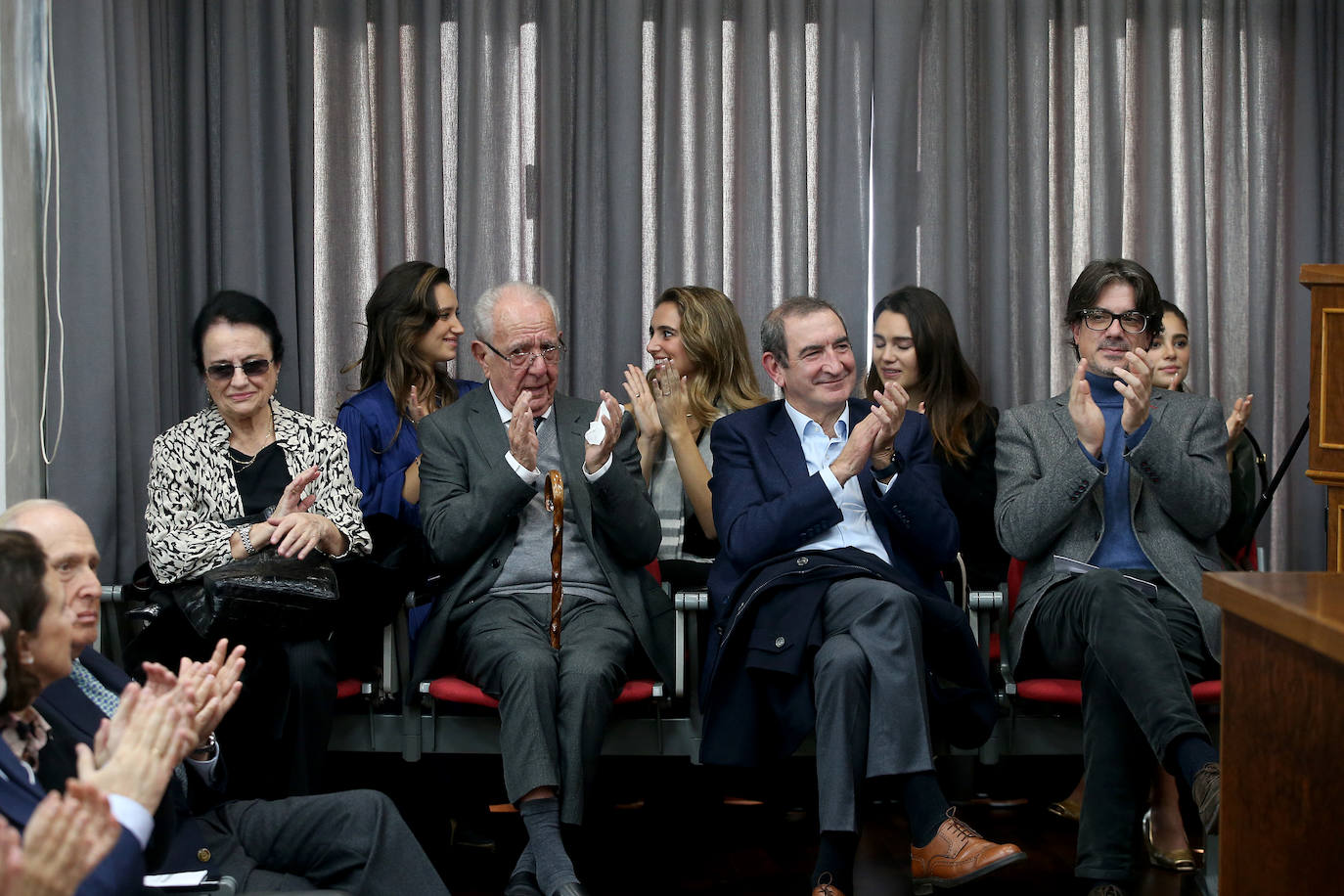 La Cámara de Oviedo entrega su medalla de oro a Obdulia Fernández