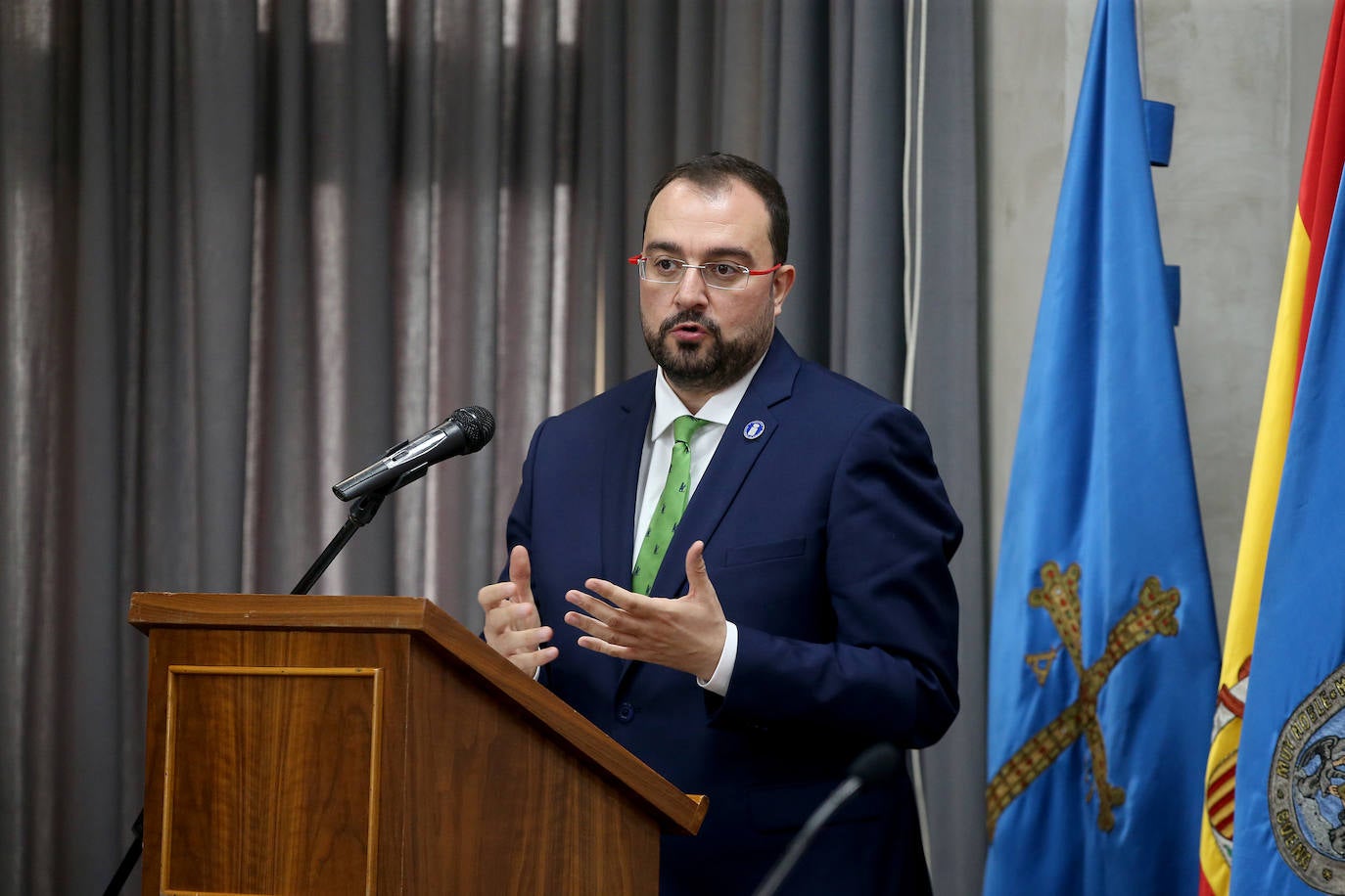 La Cámara de Oviedo entrega su medalla de oro a Obdulia Fernández