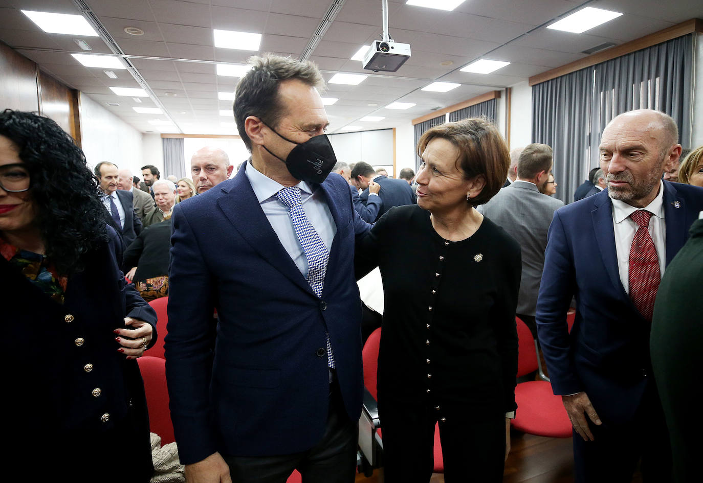 La Cámara de Oviedo entrega su medalla de oro a Obdulia Fernández