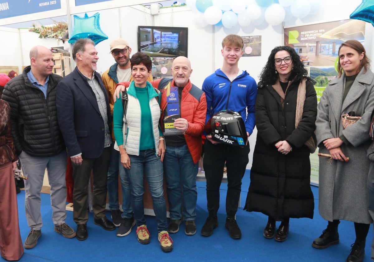 La viceconsejera de Cultura, Política Llingüística y Deporte, Vanessa Gutiérrez (segunda por la derecha), este sábado, en la feria de la nieve de Aller, en Moreda.