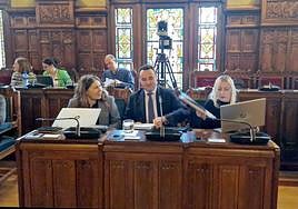 El consejero de Hacienda, Guillermo Peláez, ayer al inicio de su comparecencia en la Junta General.