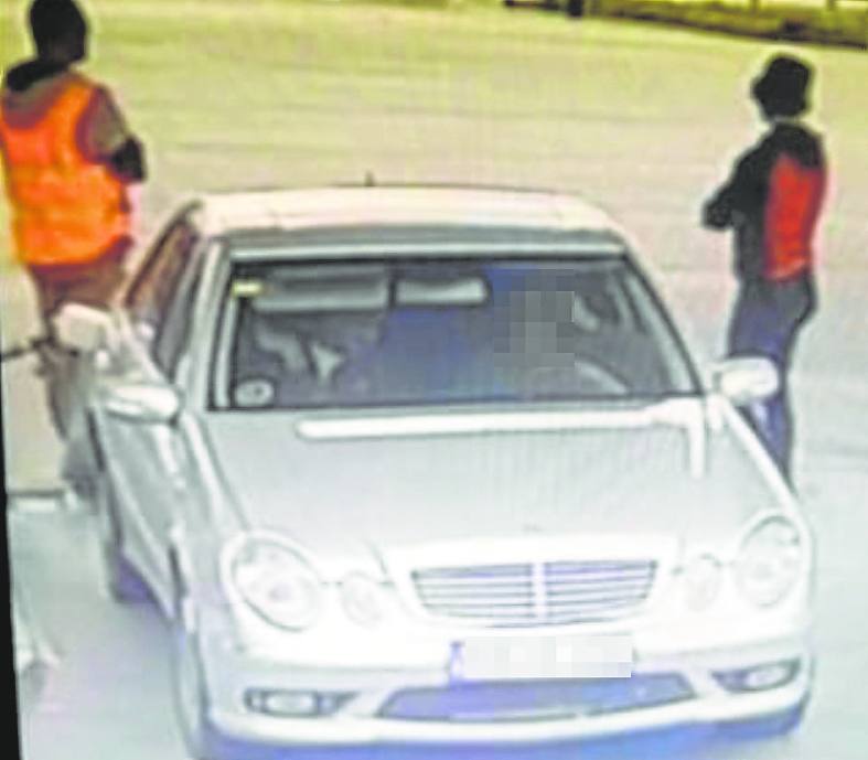 La 'banda del Mercedes', en una gasolinera en Nava, hace un año. e. c.